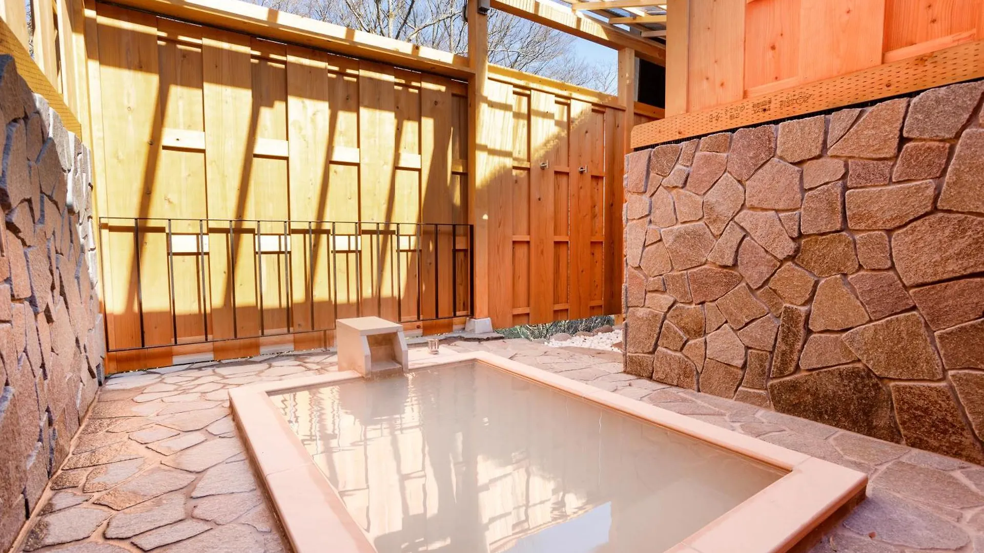 源泉かけ流し 白濁 Forest Suite Hakone Sengokuhara Japan